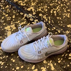 Nike Womens In Season TR7  - size 7